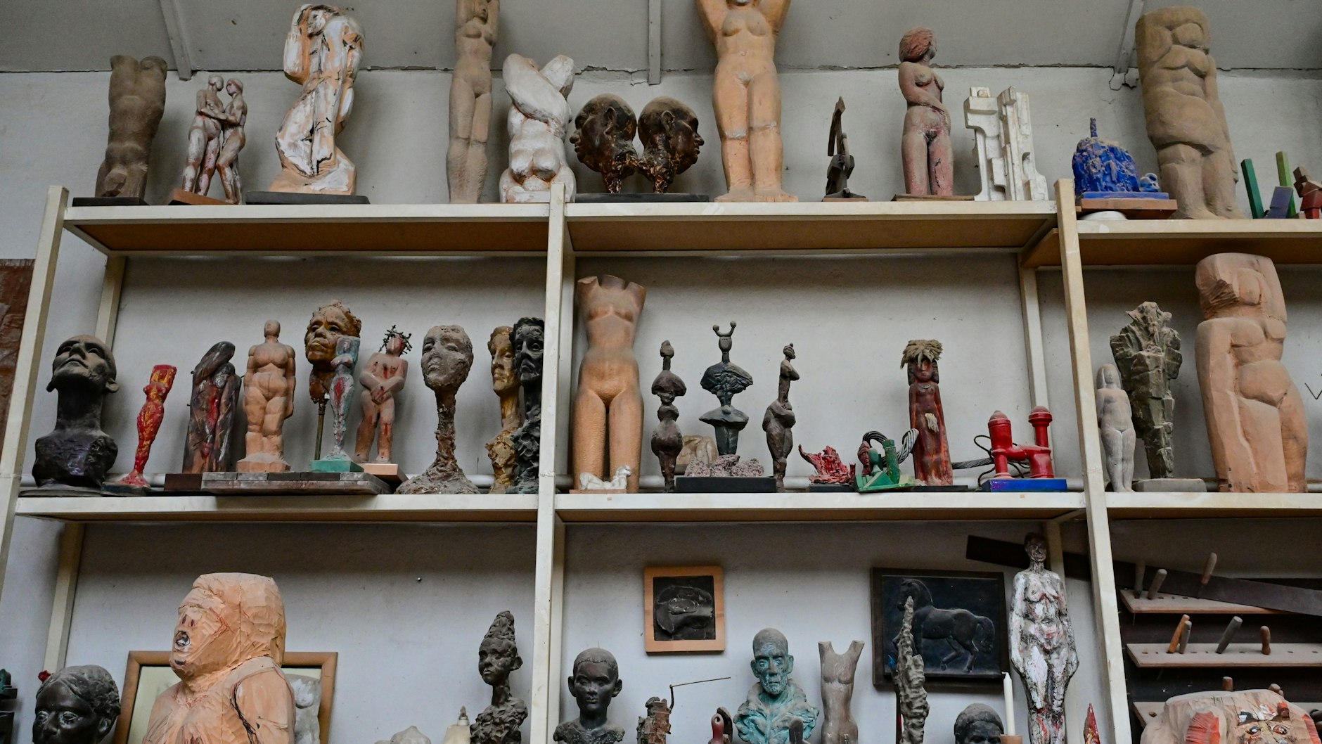 Viele Skulpturen stehen im früheren Atelier des Bildhauers Horst Engelhardt.