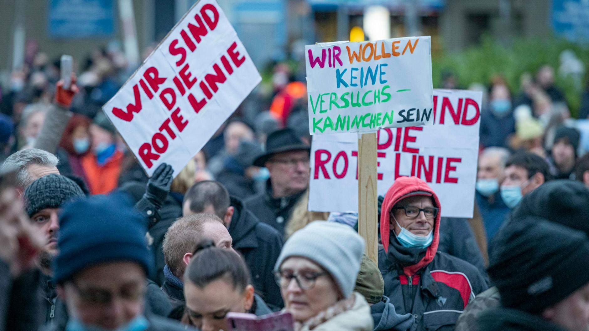 Demonstranten protestieren gegen die Corona-Politik in Deutschland (Archivfoto). 