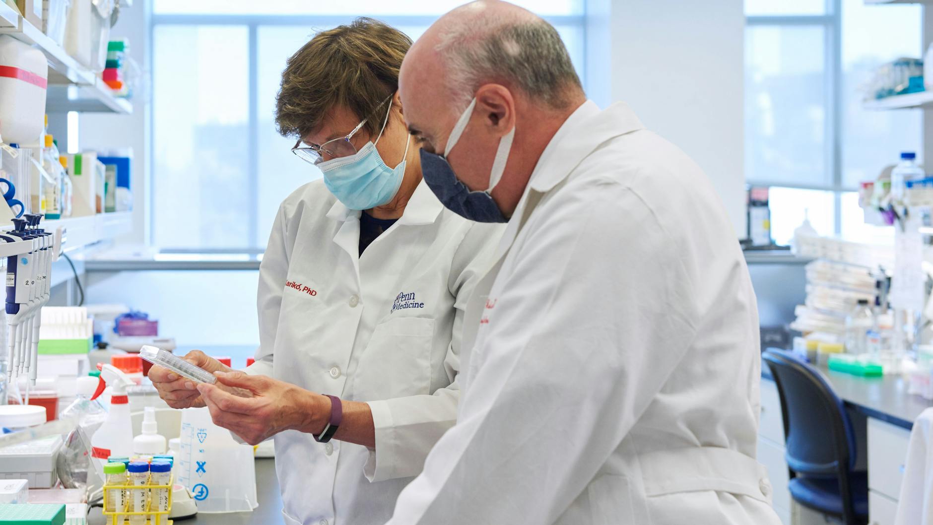 Katalin Karikó und ihr Mitstreiter Drew Weissman von der University of Pennsylvania im Labor.