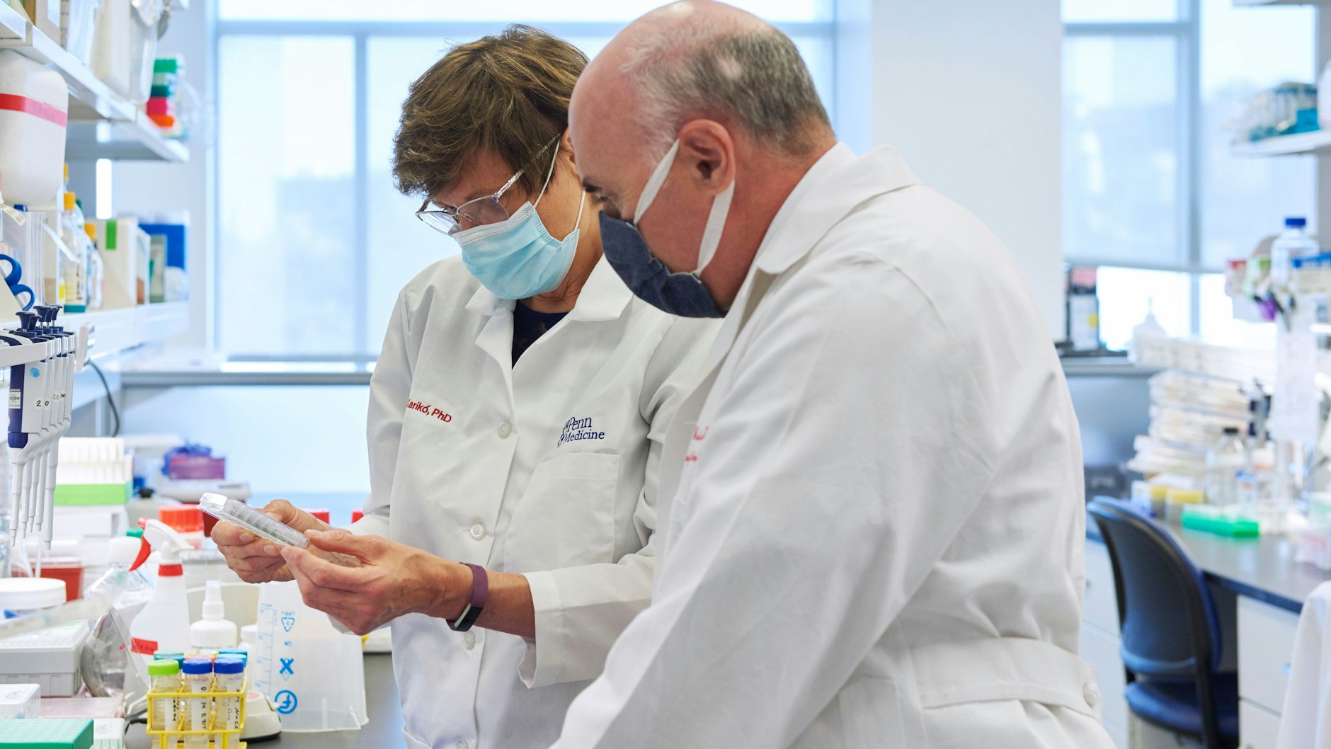 Katalin Karikó und ihr Mitstreiter Drew Weissman von der University of Pennsylvania im Labor.