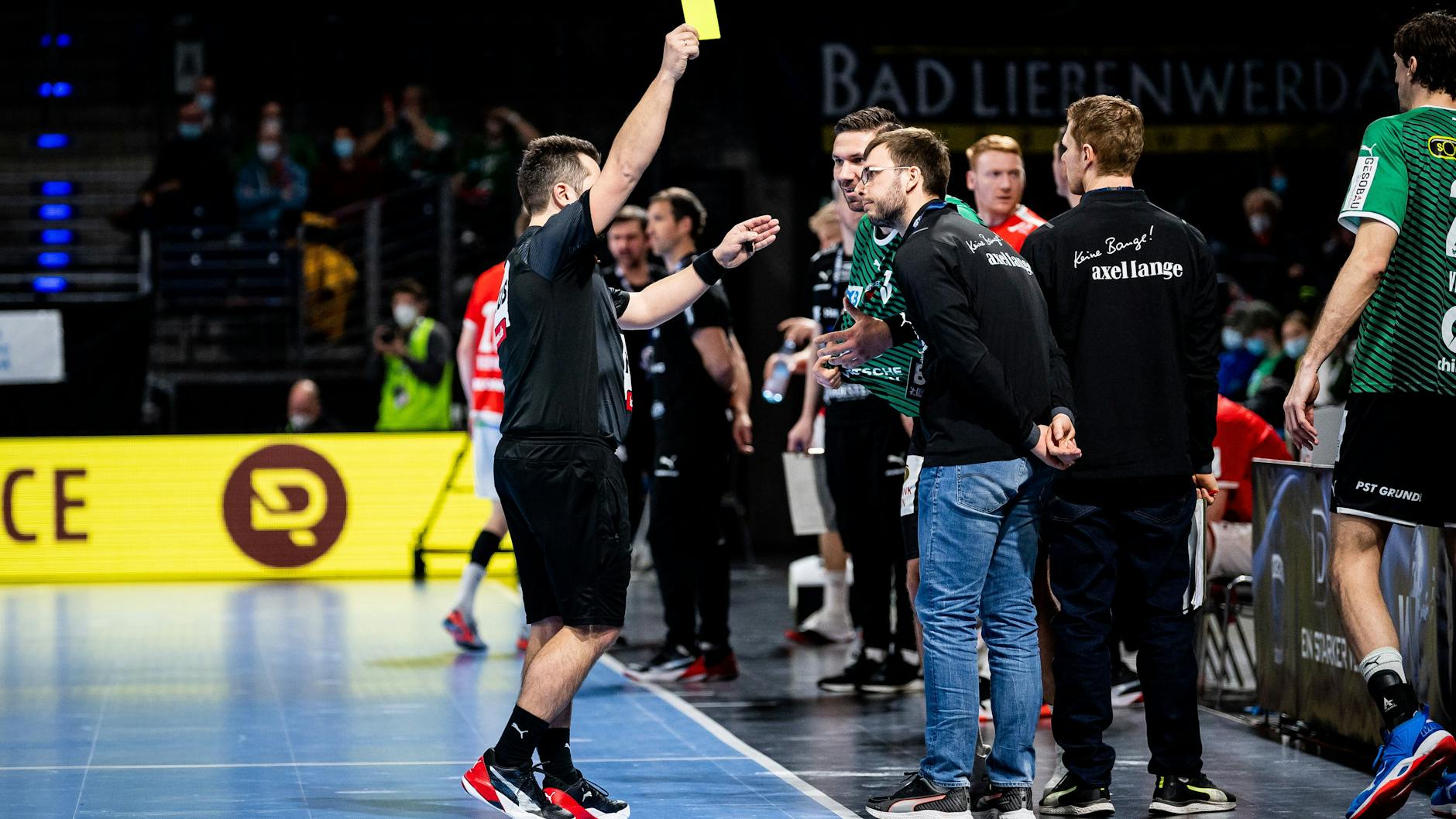 Füchse-Coach Jaron Siewert sieht Gelb.