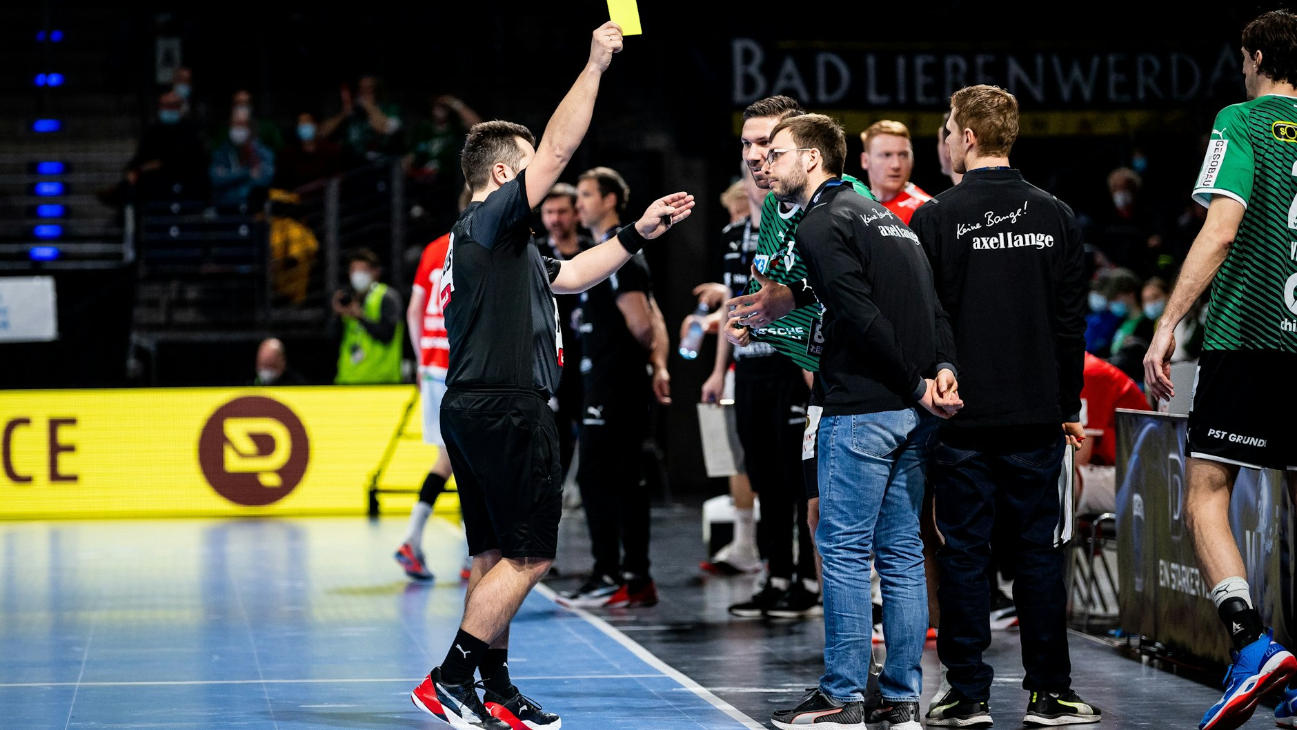 Füchse-Coach Jaron Siewert sieht Gelb.