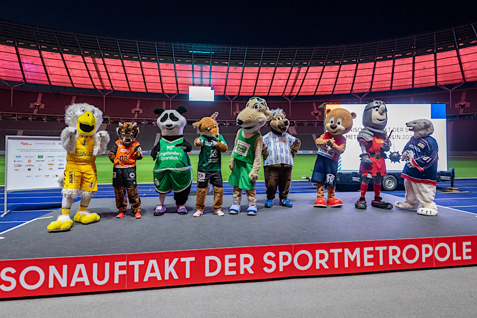 Die Maskottchen der Berliner Profiklubs können doch weiterhin die Zuschauer animieren.