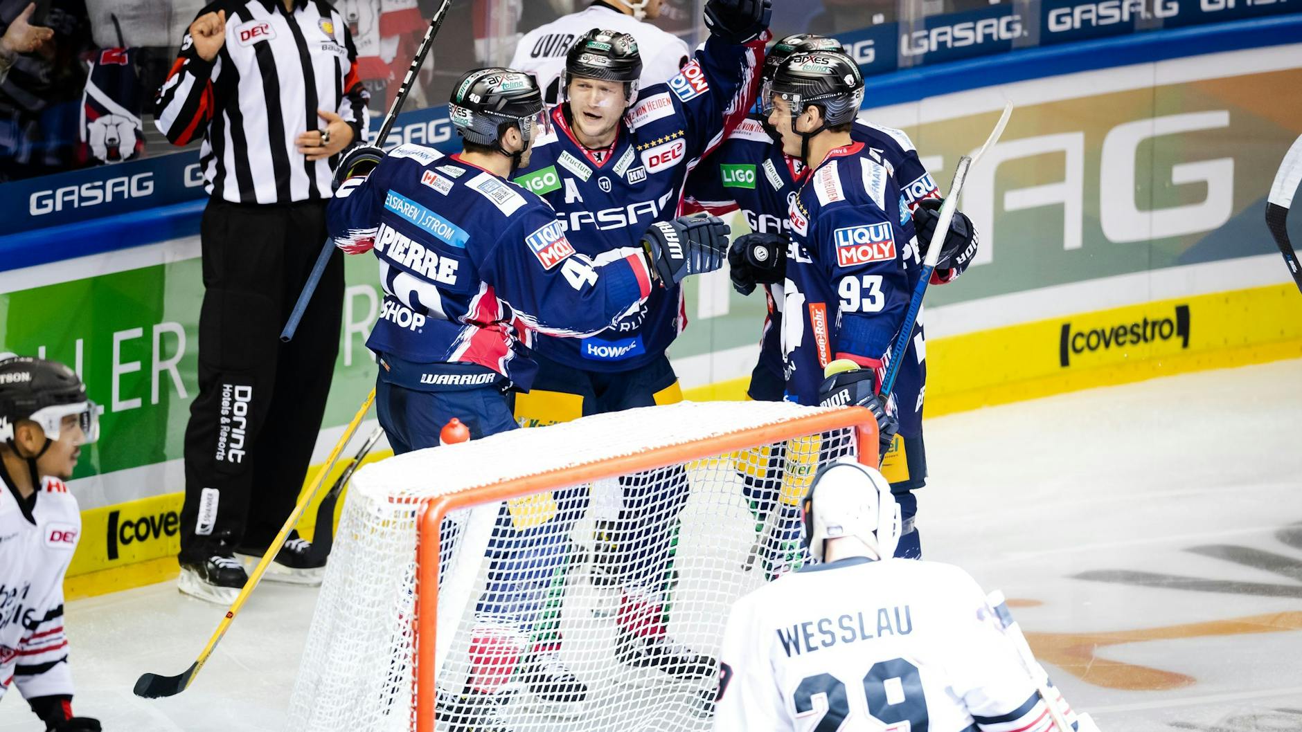 Die Eisbären Maxim Lapierre, Frank Hördler und Leo Pföderl (v. l.) jubeln im Dreierpack.
