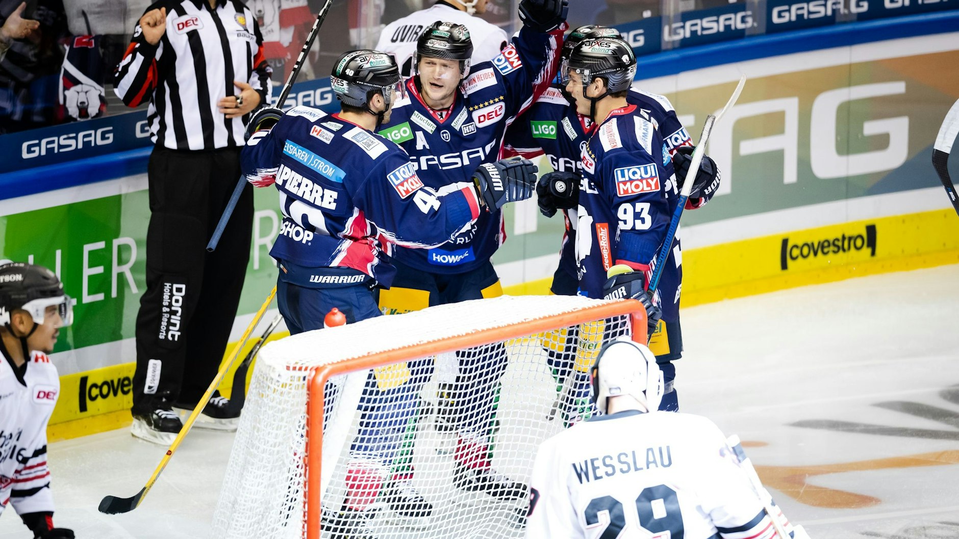 Die Eisbären Maxim Lapierre, Frank Hördler und Leo Pföderl (v. l.) jubeln im Dreierpack.