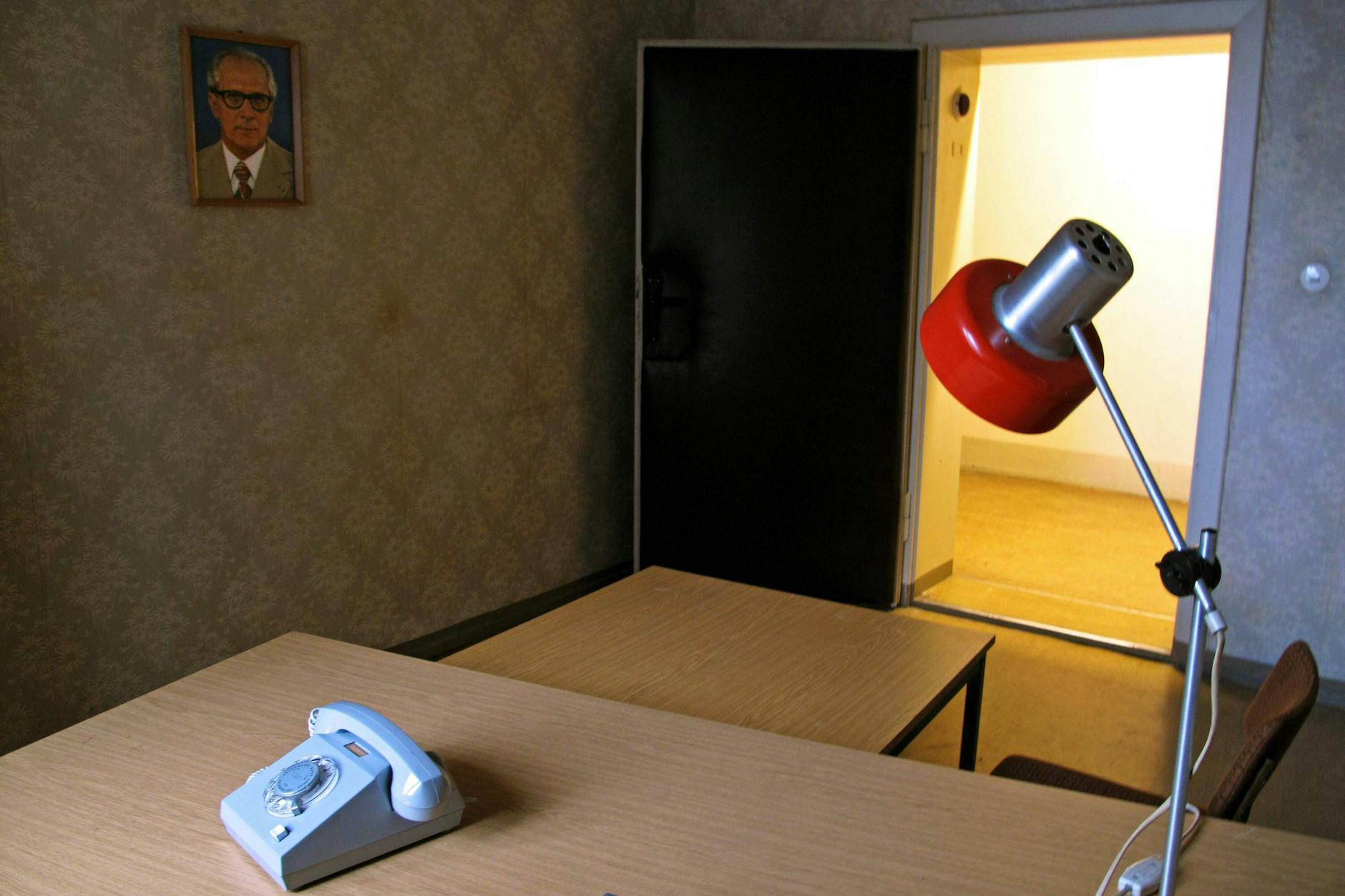 Vernehmungszimmer in der Zentralen Untersuchungshaftanstalt der Staatssicherheit der DDR - Gedenkstätte Berlin-Hohenschönhausen.