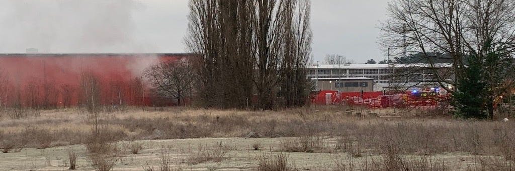 Gegen 8.30 Uhr drang noch Rauch aus der Halle der Entsorgungsfirma Becker & Armbrust, die am Standort rund 125 Mitarbeiter beschäftigt.