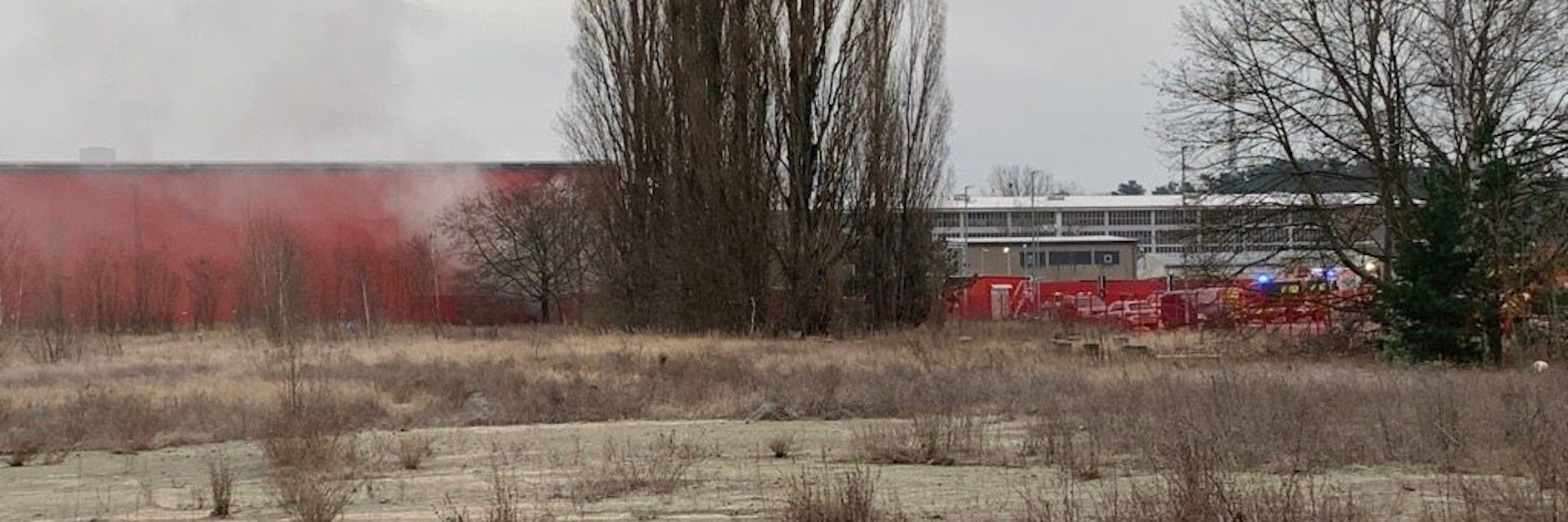 Gegen 8.30 Uhr drang noch Rauch aus der Halle der Entsorgungsfirma Becker &amp; Armbrust, die am Standort rund 125 Mitarbeiter beschäftigt.
