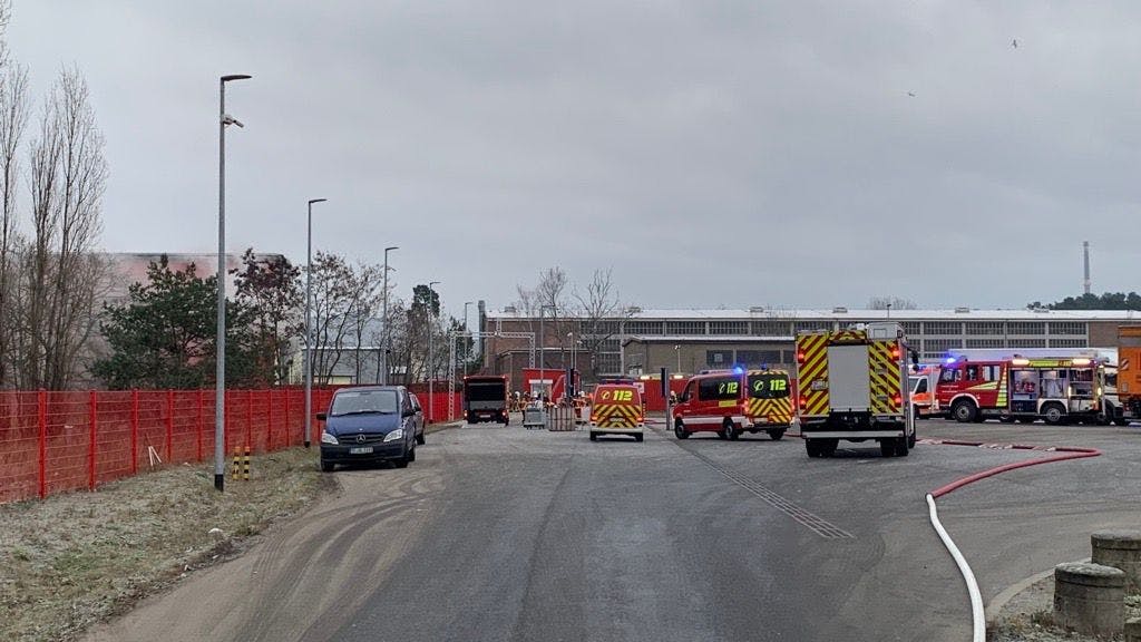 Rund 70 Feuerwehrleute aus Ludwigsfelde, Großbeeren und von Mercedes-Benz waren im Einsatz.