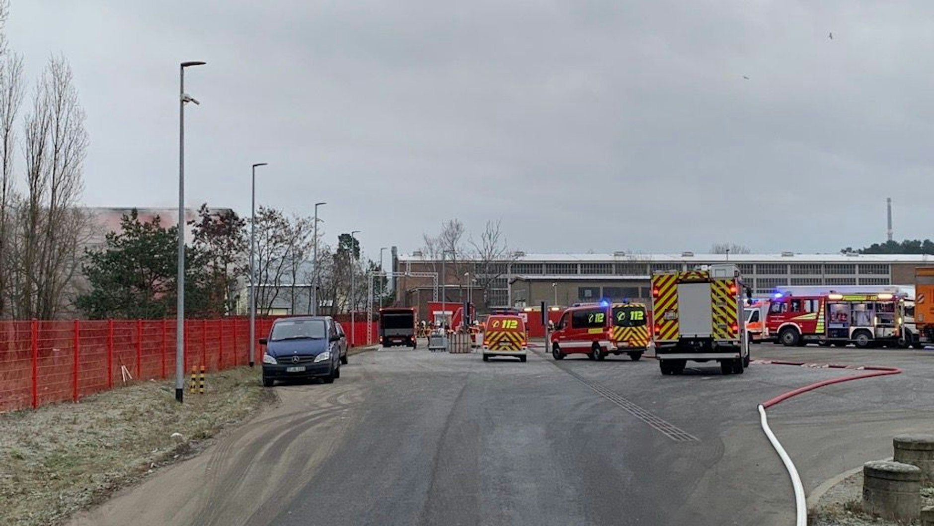 Rund 70 Feuerwehrleute aus Ludwigsfelde, Großbeeren und von Mercedes-Benz waren im Einsatz.