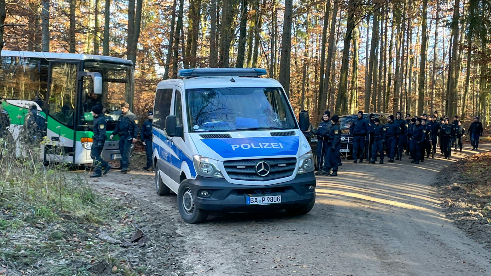 Polizisten suchen in einem Waldstück, wo ein Oberschenkelknochen der Vermissten gefunden wurde, nach weiteren Spuren. 