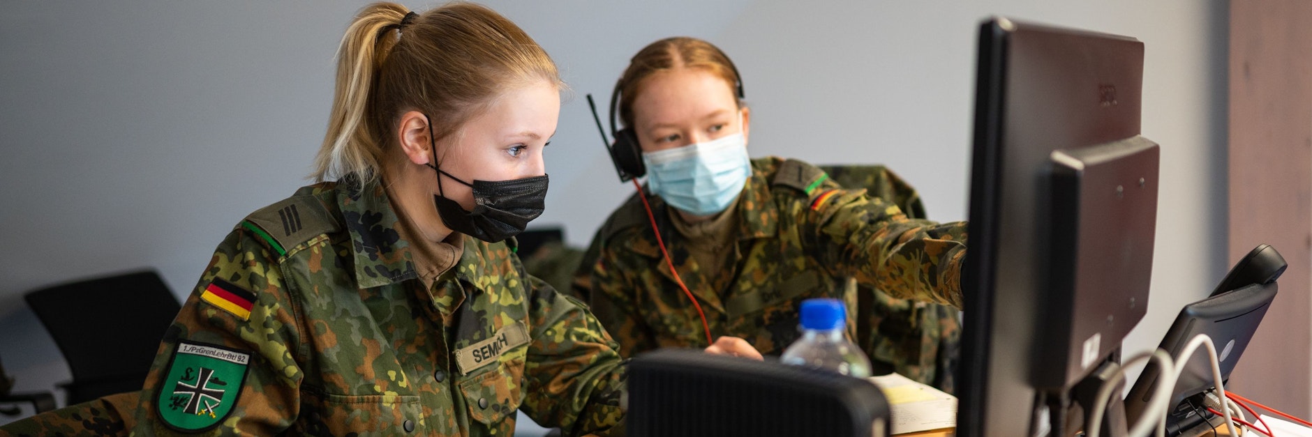 Sunny Semich (l) und Julia Dric, Soldatinnen der Bundeswehr, unterstützten ein Gesundheitsamt bei der Corona-Kontaktnachverfolgung.&nbsp;