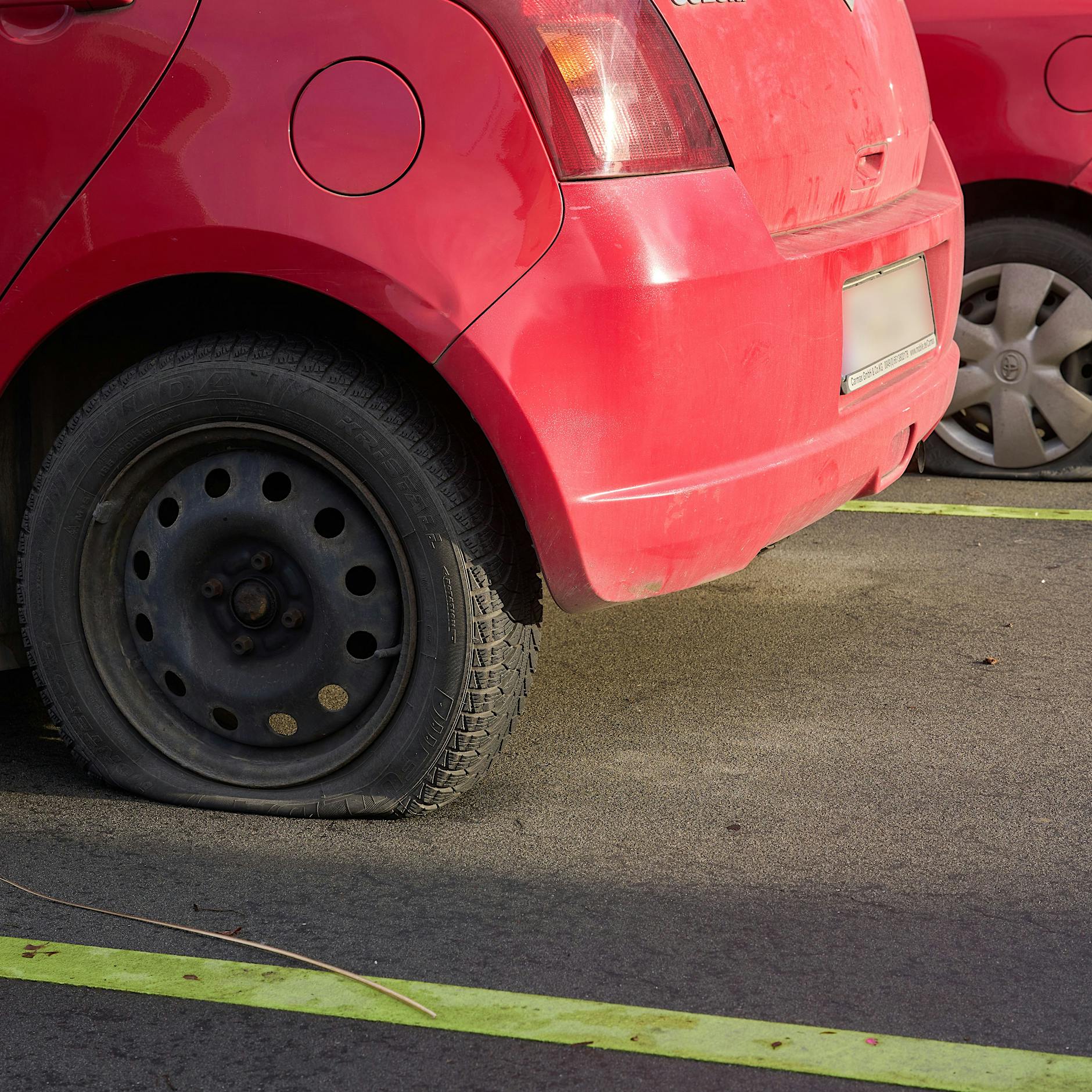 Mann zersticht über 1500 Reifen an 402 Autos
