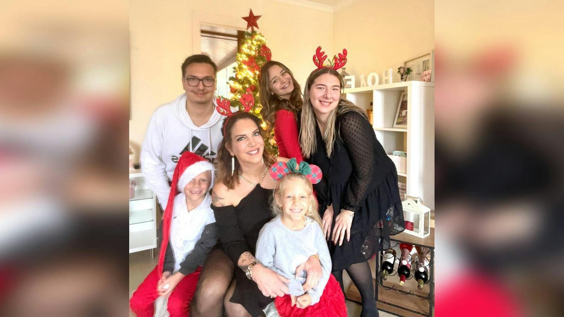 Danni Büchner und ihre Kinder Volkan, Diego Armani, Jada, Jenna Soraya und Joelina vor dem Weihnachtsbaum.