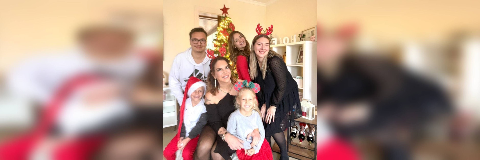 Danni Büchner und ihre Kinder Volkan, Diego Armani, Jada, Jenna Soraya und Joelina vor dem Weihnachtsbaum.