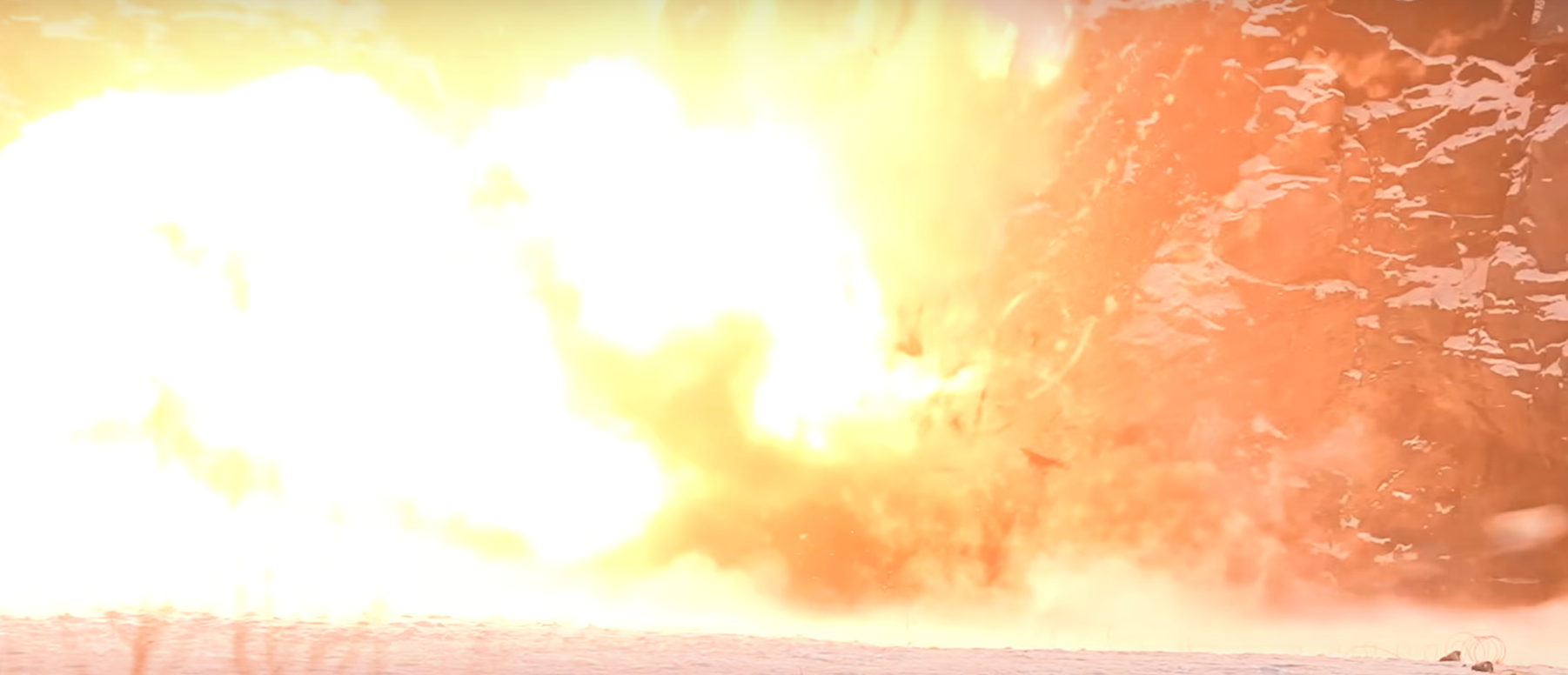 Hier jagen durchgeknallte Youtuber einen Tesla in die Luft – Aus DIESEM Grund