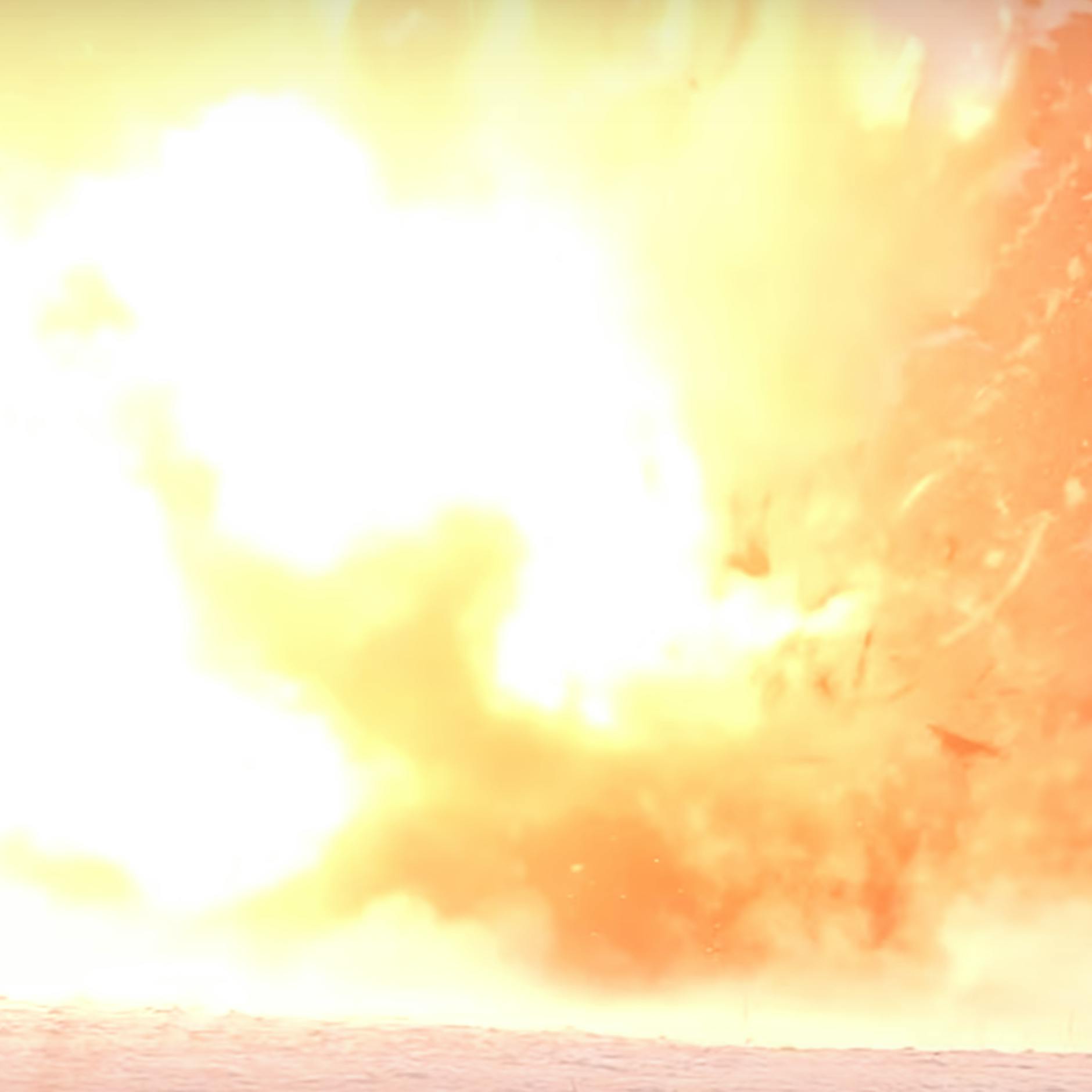 Hier jagen durchgeknallte Youtuber einen Tesla in die Luft – Aus DIESEM Grund