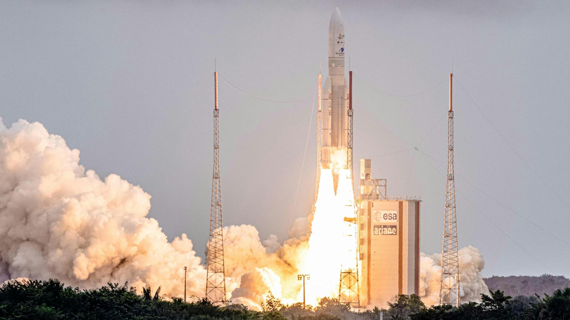 Das James-Webb-Teleskop startete vom europäischen Weltraum-Bahnhof Kourou in Französisch-Guayana aus und befindet sich an Bord einer Ariane-Trägerrakete.