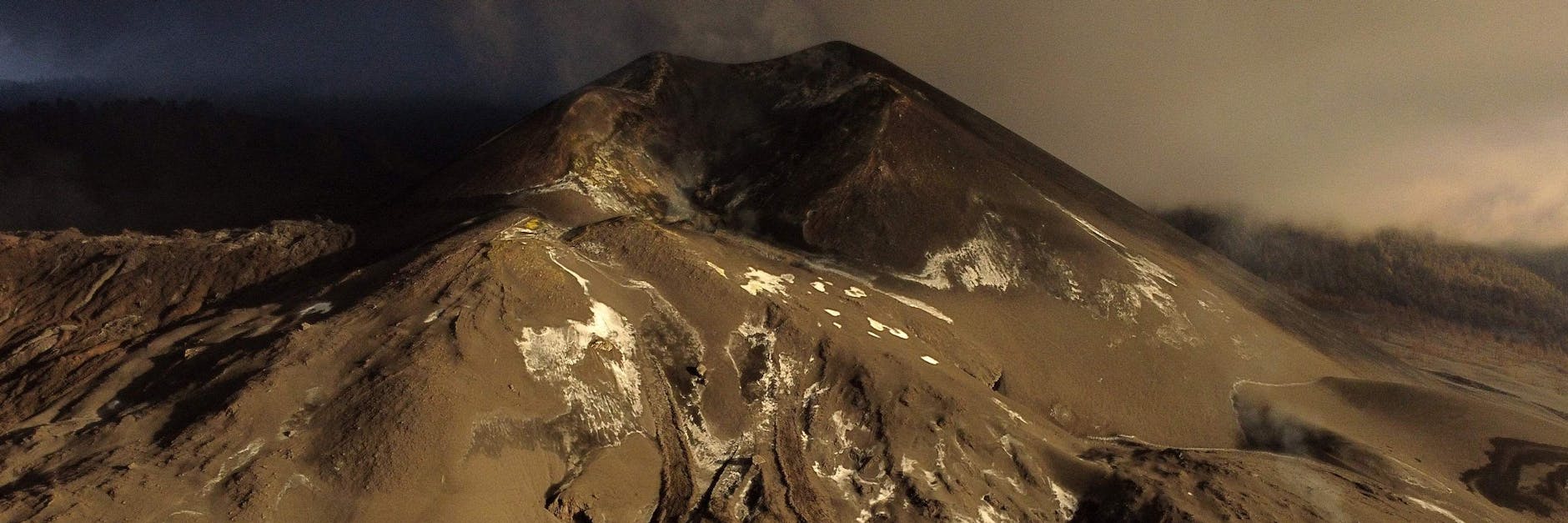 Eine Luftaufnahme des nun ruhenden Vulkans Cumbre Vieja in Tacande auf der Kanareninsel La Palma.