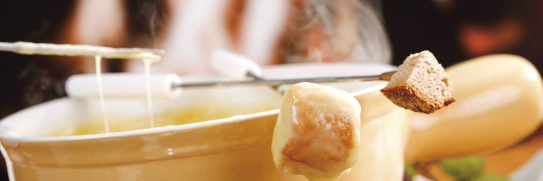 Sich Zeit beim Essen zu lassen und gemütlich dabei plaudern. Das geht bei keinem Gericht so gut wie beim Käsefondue.