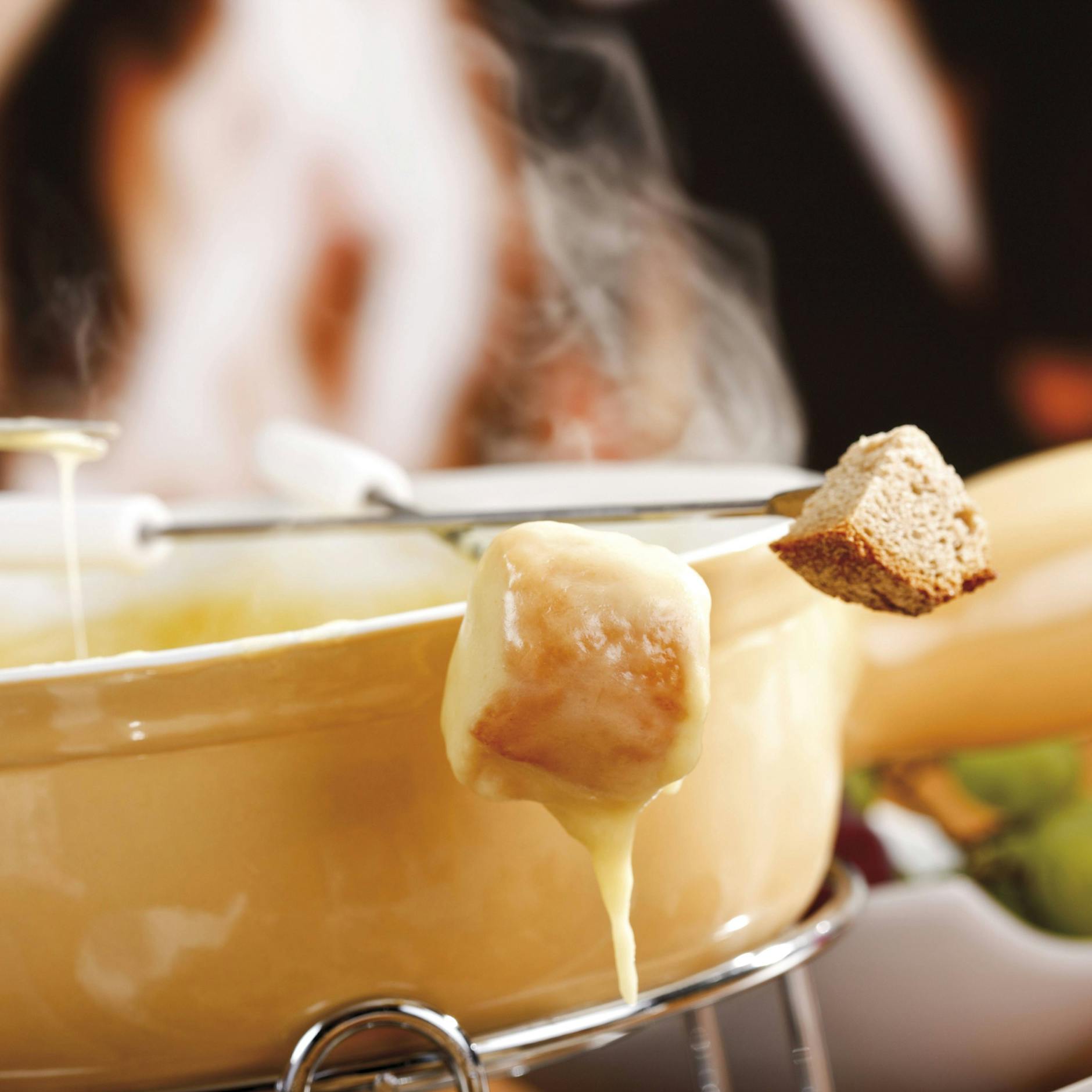 Welcher Käse? Welcher Wein? Wie wird die Käsemasse cremig? Die besten Tipps fürs perfekte Käsefondue