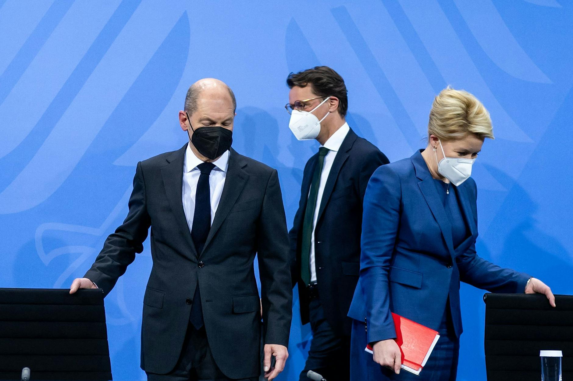 Nach der Krisensitzung: Kanzler Olaf Scholz (SPD, l.), NRW-Ministerpräsident Hendrik Wüst (CDU) und Berlins Regierende Bürgermeisterin Franziska Giffey (SPD)