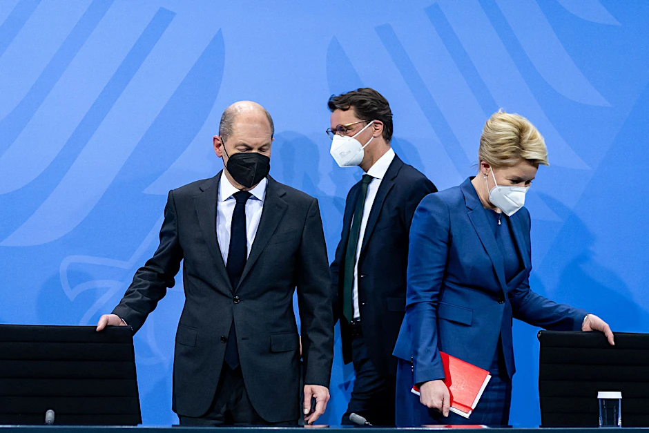 Nach der Krisensitzung: Kanzler Olaf Scholz (SPD, l.), NRW-Ministerpräsident Hendrik Wüst (CDU) und Berlins Regierende Bürgermeisterin Franziska Giffey (SPD)