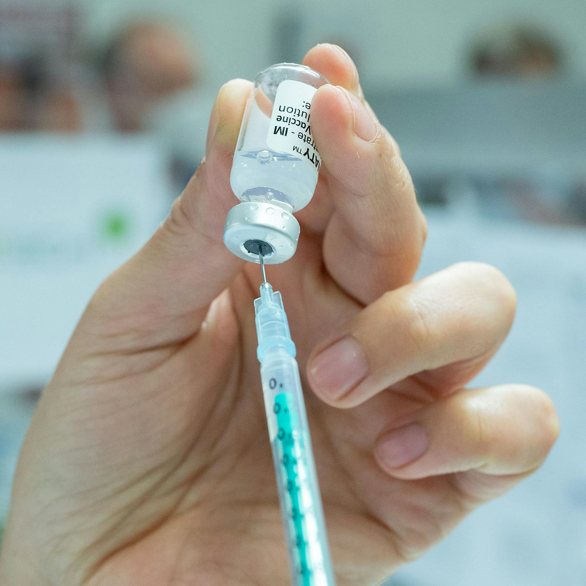 Ein Jahr Corona-Impfung: Wie häufig treten schwere Nebenwirkungen auf?