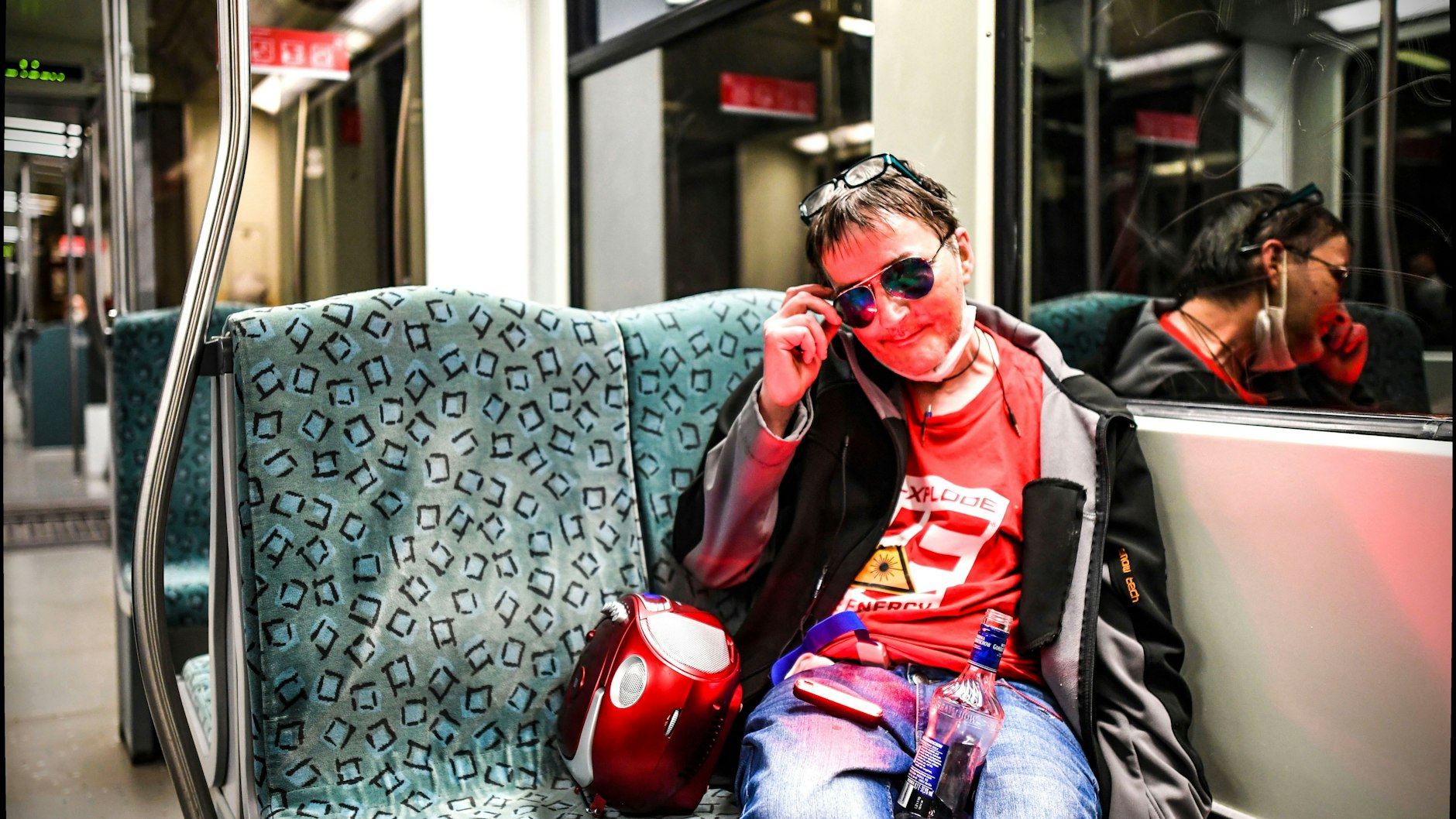 Nicht doch lieber in die erste Klasse? Ein S-Bahn-Fahrgast in Berlin.