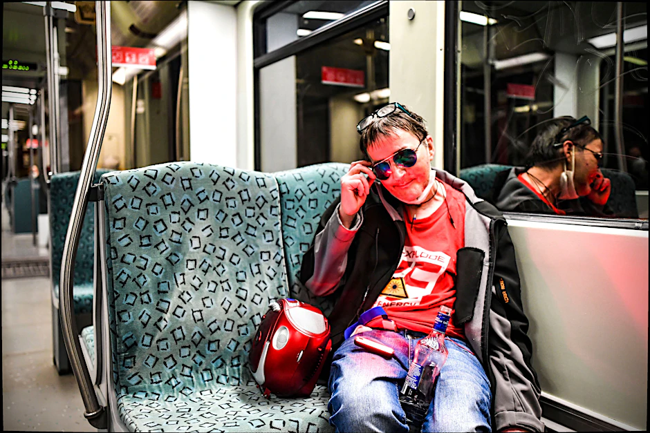 Nicht doch lieber in die erste Klasse? Ein S-Bahn-Fahrgast in Berlin.