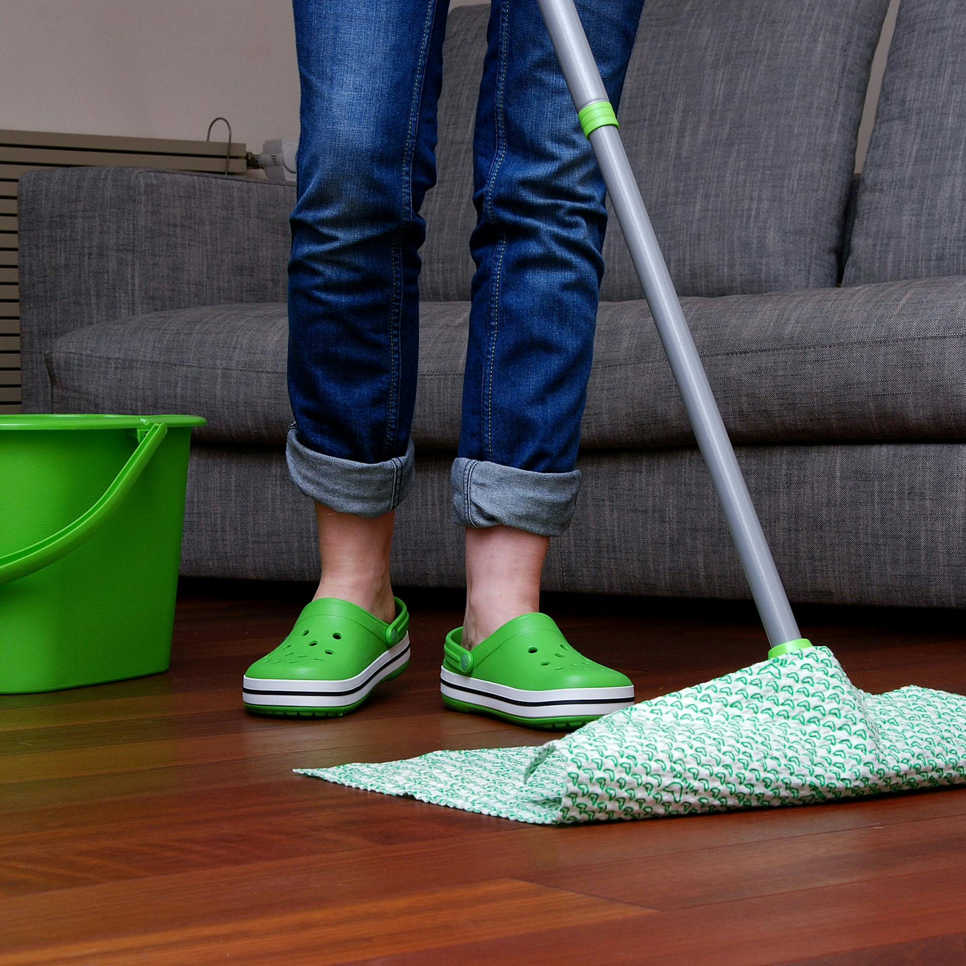 Ökologisch putzen: Für die Böden reicht ein einfacher Allzweckreiniger im Wasser.