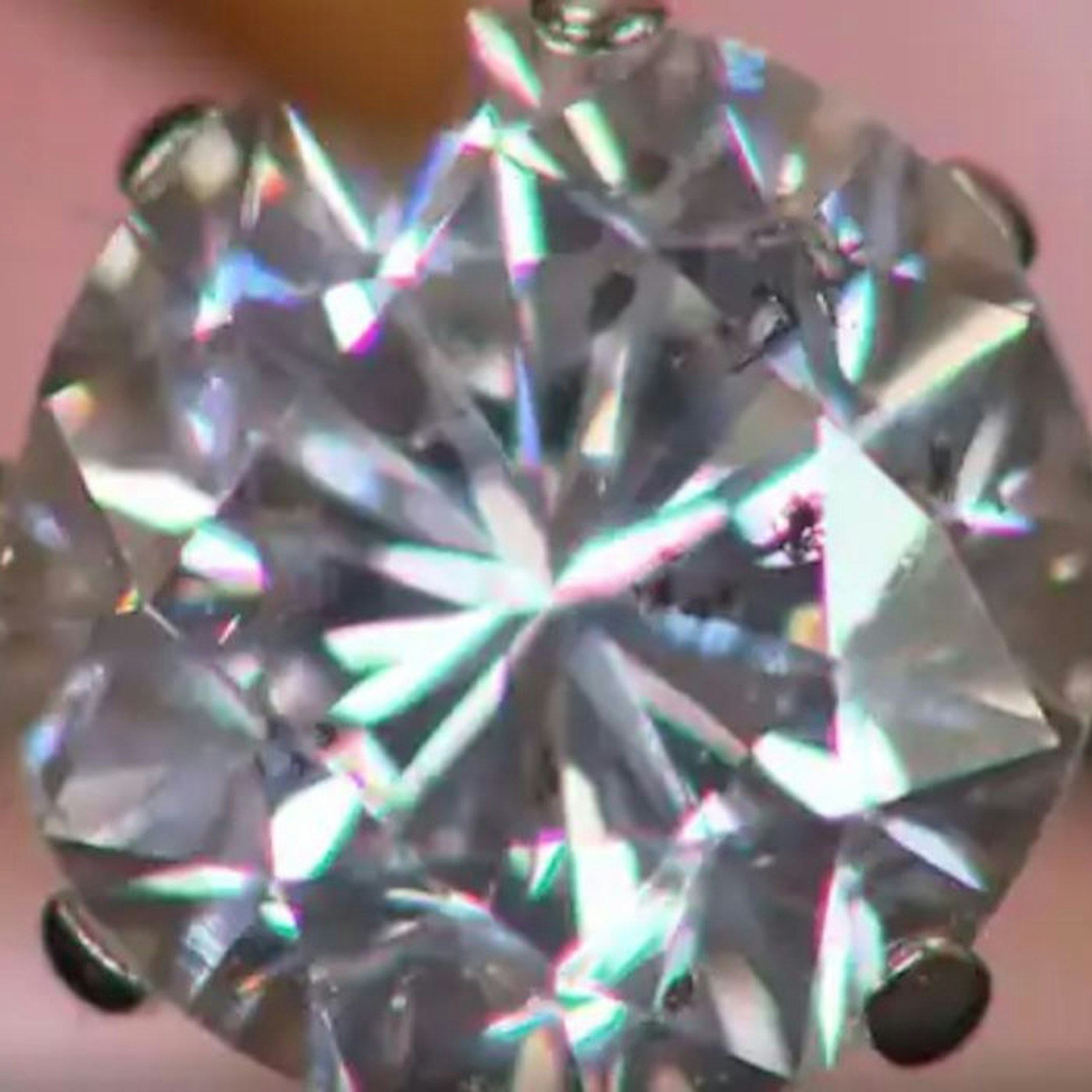 Da staunte die „Bares für Rares“-Expertin: Der Diamant im Brillantschliff hatte 1,2 Karat.