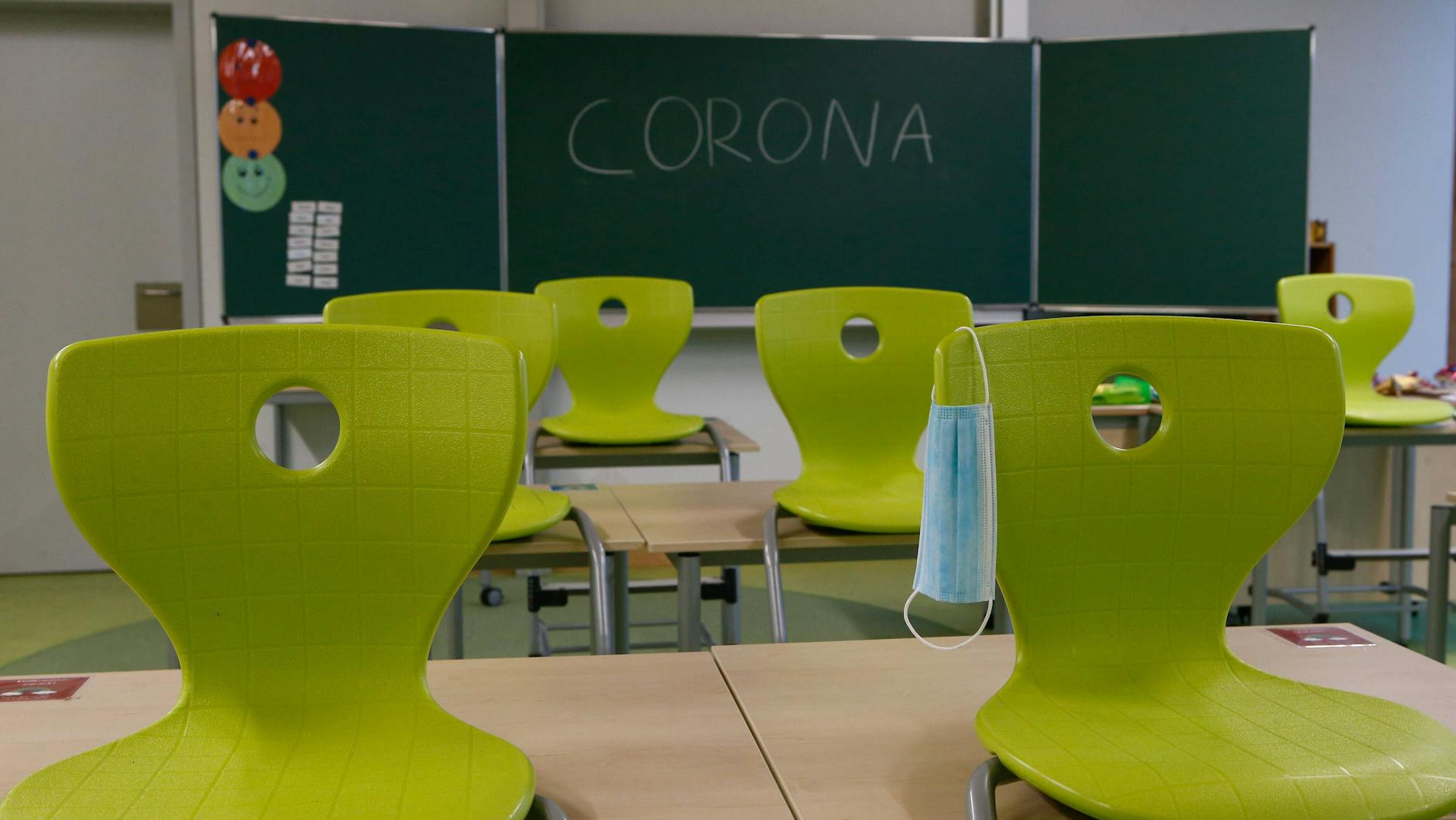 Wird es wieder zu Schulschließungen kommen? Lehrerverbände warnen davor, das auszuschließen (Symbolbild).
