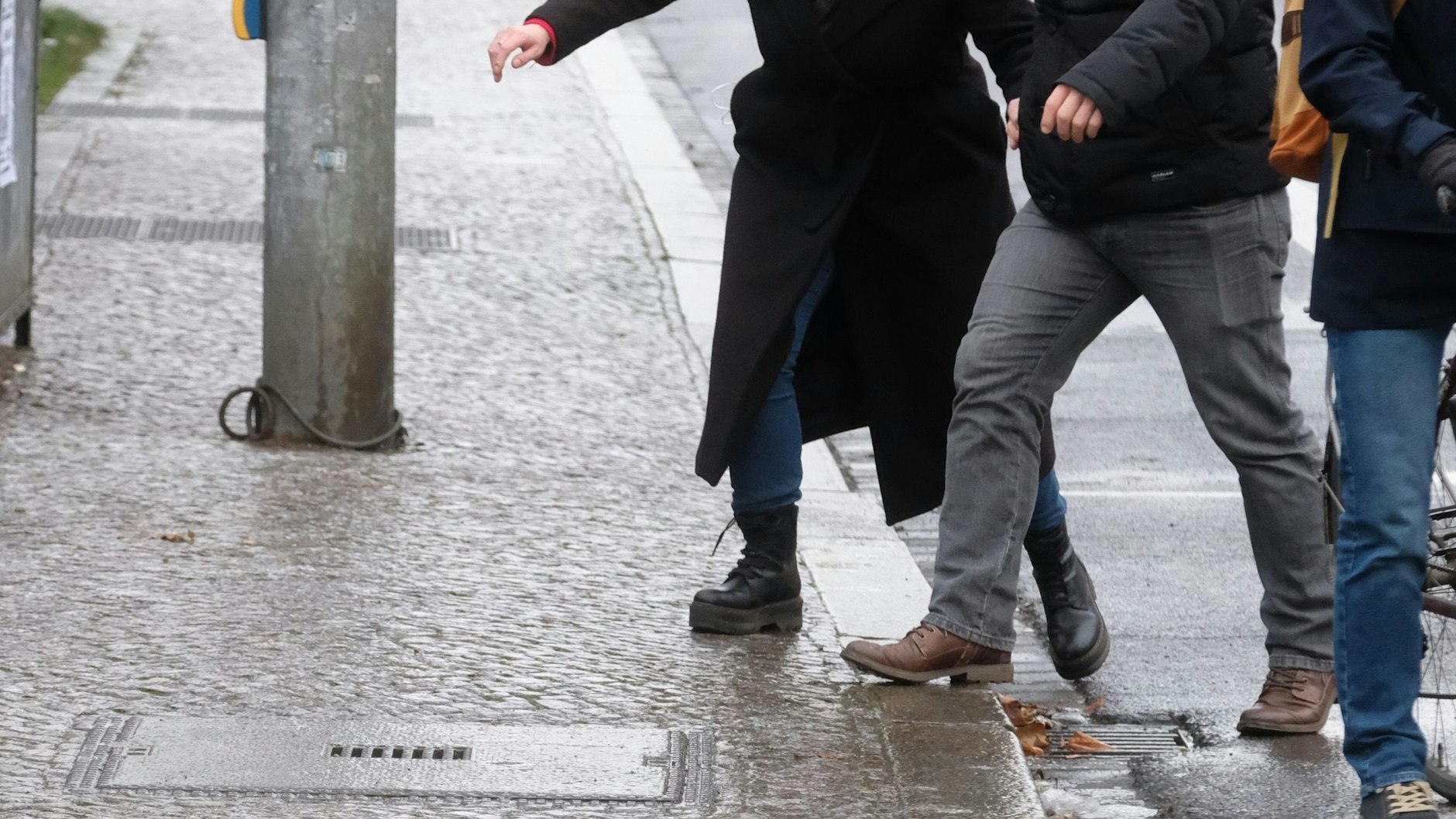 Die Straßen und Gehwege können spiegelglatt werden. 