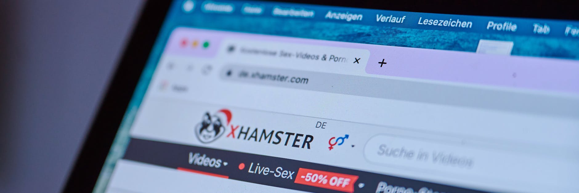 Dem Pornoportal „xHamster“ droht eine Netzsperre wegen Missachtung des Kinder- und Jugendschutzes.