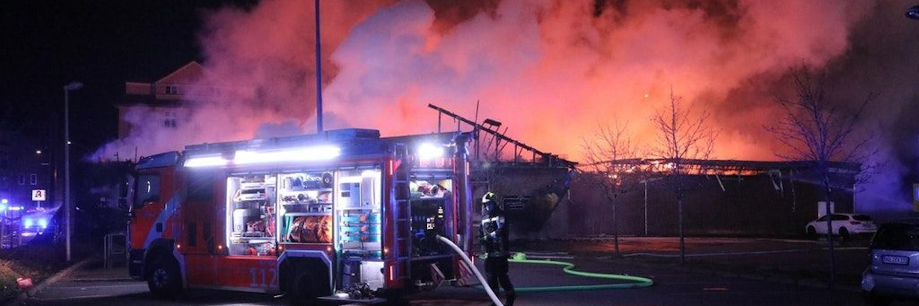 Die Feuerwehr rückte mit rund 90 Einsatzkräften zu dem Brand eines Supermarktes in Berlin-Lichtenberg an.