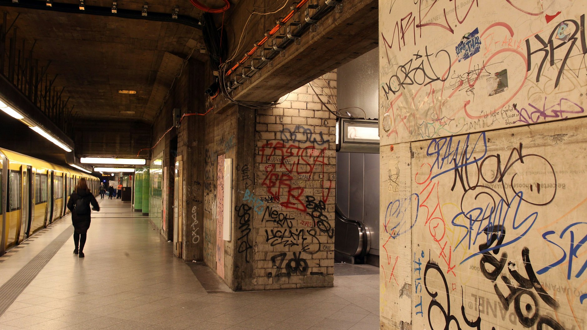Seit mehr als sechs Jahren ist der U-Bahnhof Bismarckstraße eine Baustelle. Auf dem Bahnsteig der U7 sehen die Fahrgäste nach der Entkernung rohen Beton und vollgekritzelte Backsteinmauern.