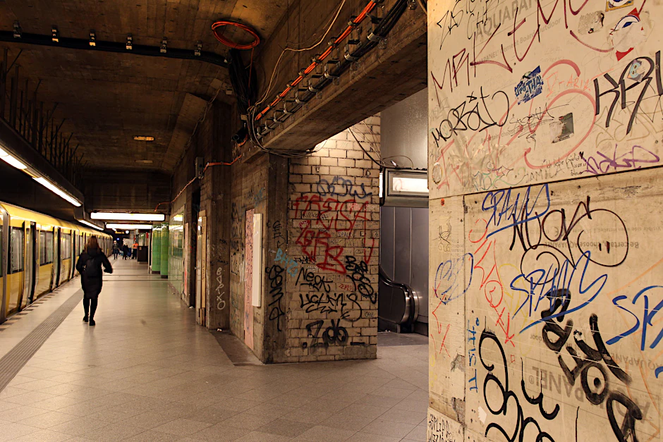 Seit mehr als sechs Jahren ist der U-Bahnhof Bismarckstraße eine Baustelle. Auf dem Bahnsteig der U7 sehen die Fahrgäste nach der Entkernung rohen Beton und vollgekritzelte Backsteinmauern.