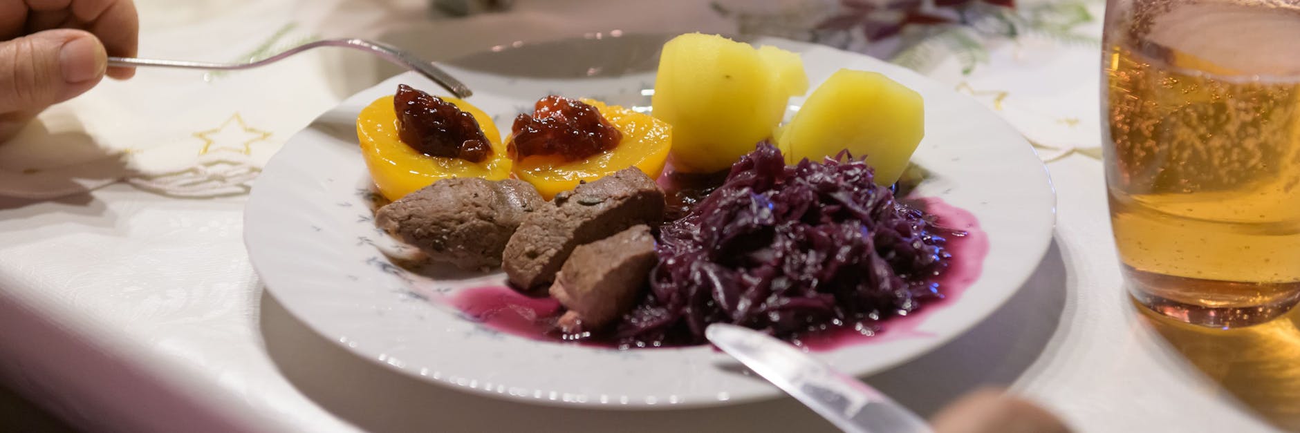 Bei vielen gibt's zum Fest Braten mit Rotkohl und Kartoffeln - aber wohin mit den Resten? Mit diesem Rezept wird aus den übrigen Beilagen ein leckeres Gericht.