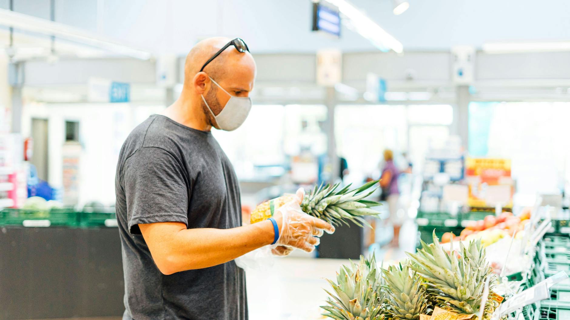 Kommt das Aus für die dünnen Plastiktütchen am Obststand? Deutsche Supermarktkunden nutzen sie milliardenfach beim Einkaufen (Symbolbild).