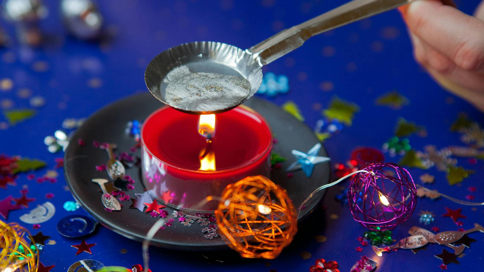 Das Bleigießen birgt ernsthafte Gesundheitsgefahren. 