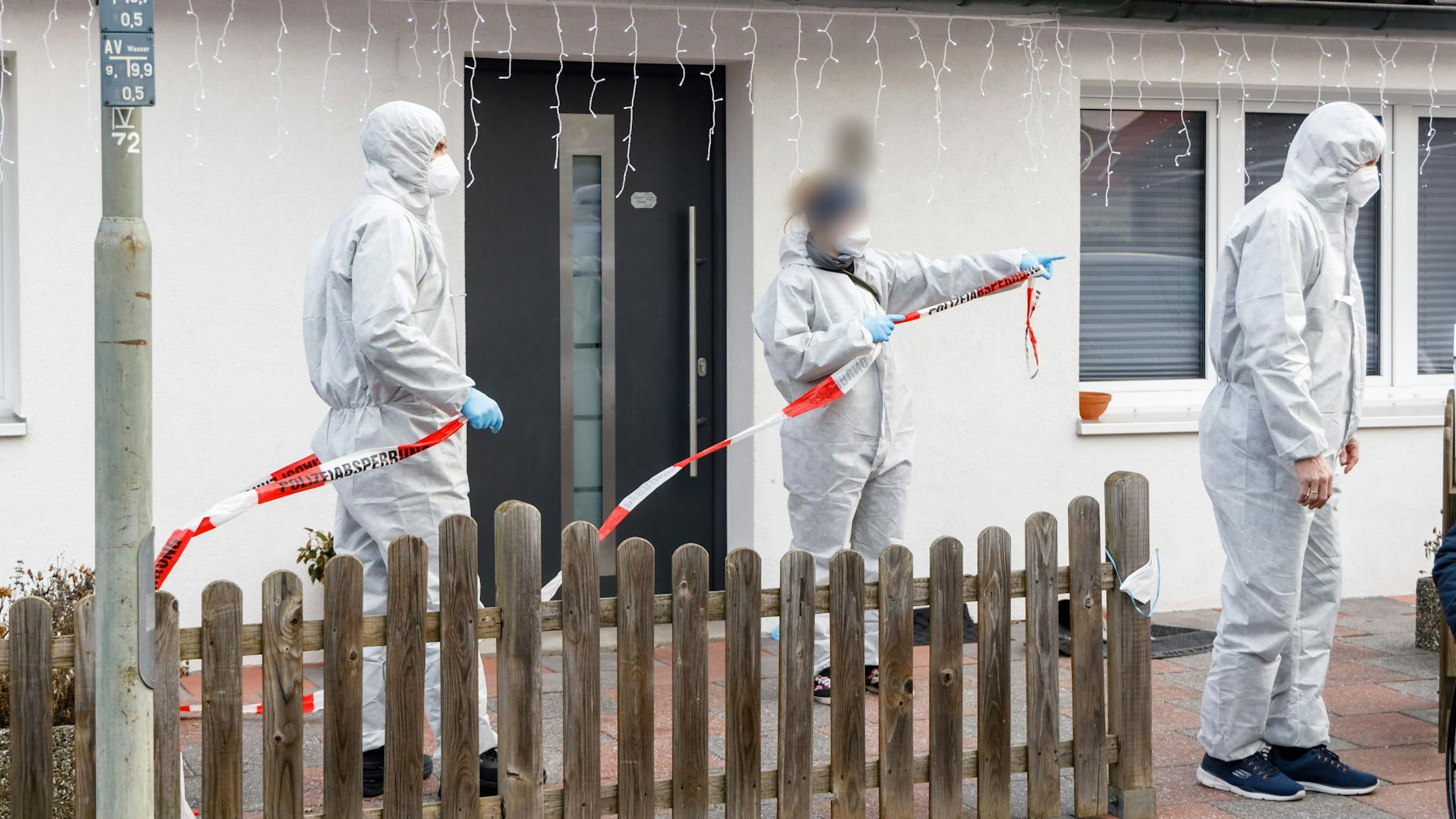 Glinde: Die Spurensicherung arbeitet am Tatort. In dem Wohnhaus bei Hamburg wurden drei Leichen gefunden.