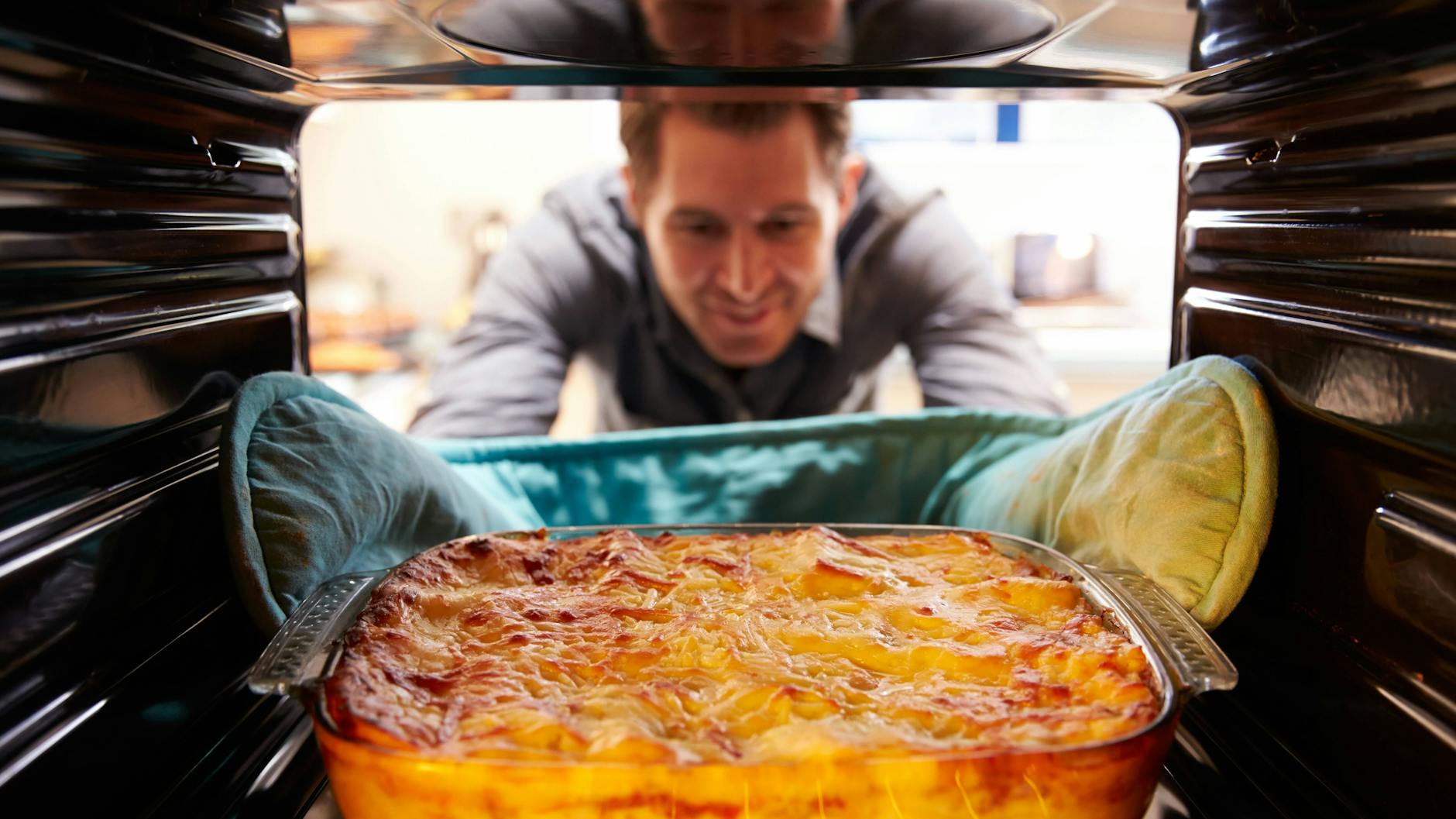Im Ofen werden Aufläufe richtig knusprig. Mit dem richtigen Rezept wird so auch aus Rotkohl und Kartoffeln vom Weihnachtsessen ein saftiges Gratin.
