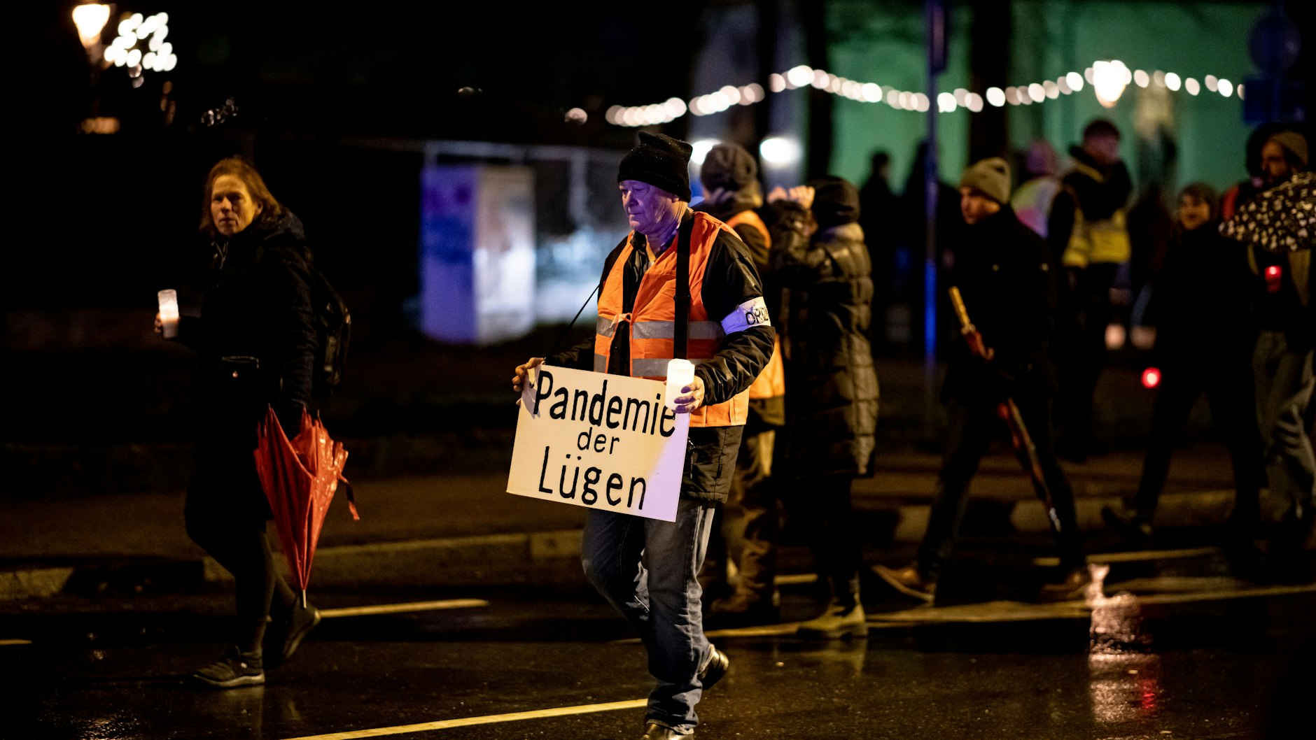 In den vergangenen Wochen haben immer wieder Gegner der Corona-Maßnahmen demonstriert&nbsp;– wie hier im brandenburgischen&nbsp;Königs Wusterhausen. 