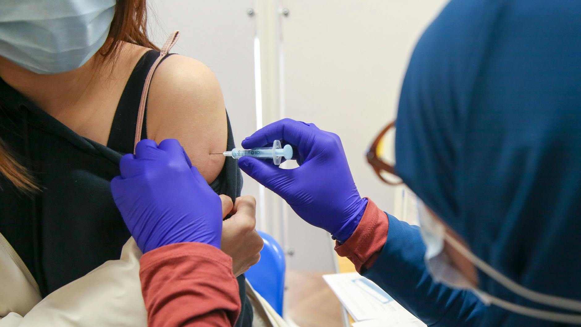 Ob und wann die Impfstoff-Hersteller einen Omikron-spezifischen Booster auf den Markt bringen werden, ist noch nicht entschieden.