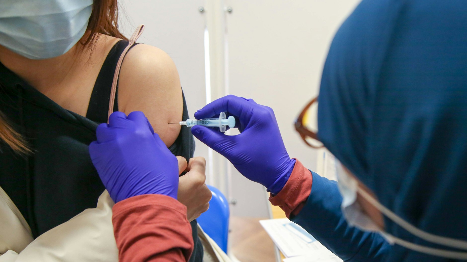 Ob und wann die Impfstoff-Hersteller einen Omikron-spezifischen Booster auf den Markt bringen werden, ist noch nicht entschieden.