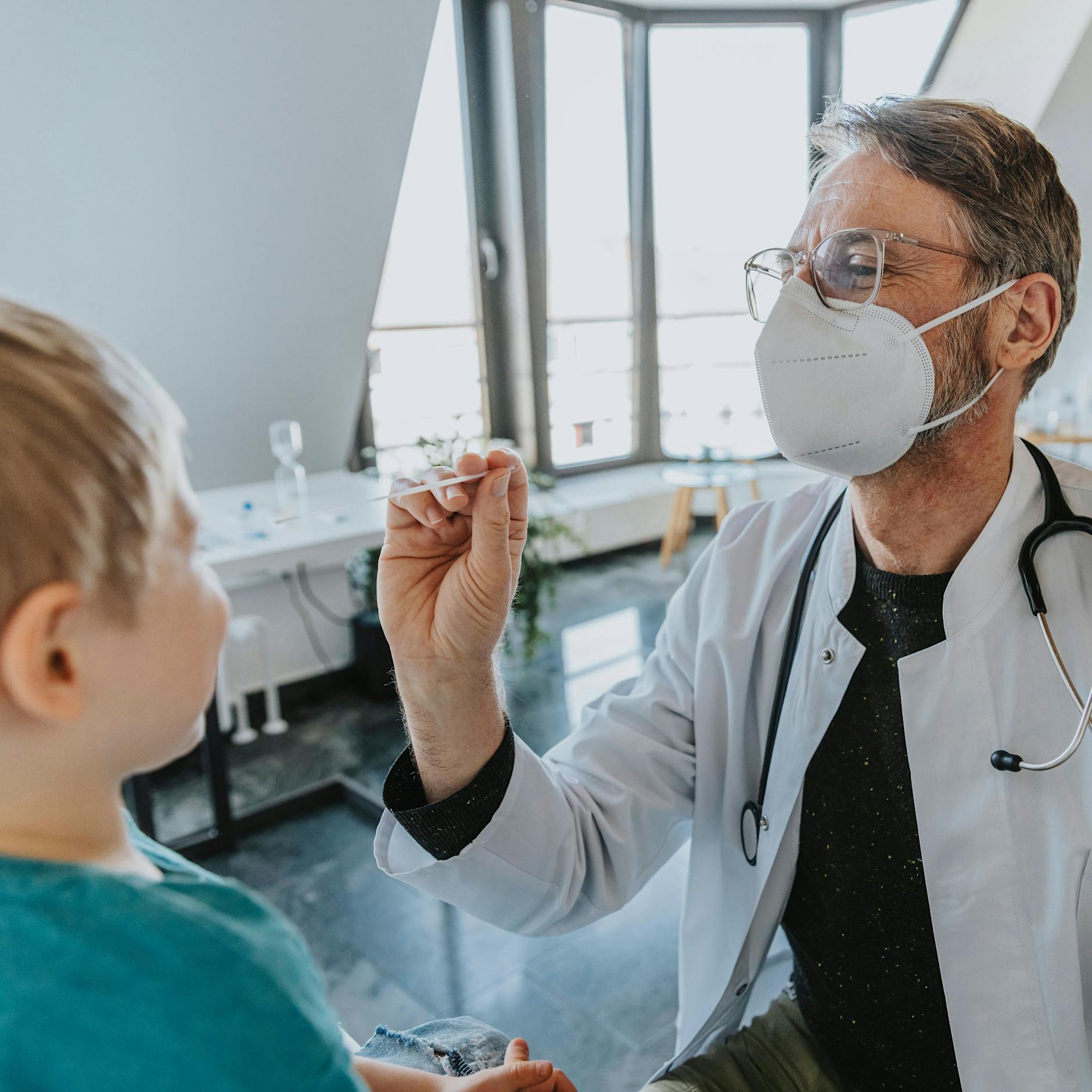 Anstieg von Krankenhausaufenthalten bei Kindern in neuer Corona-Welle +++ Hälfte der Kinder unter fünf Jahren