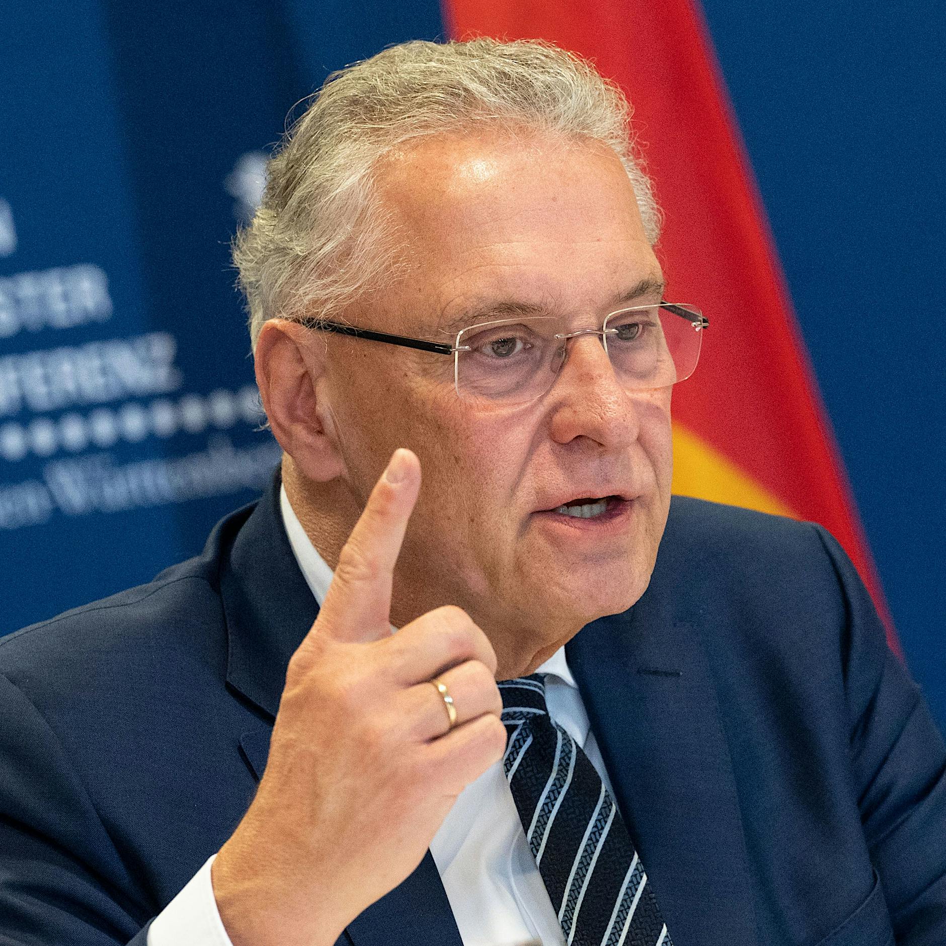 Innenminister Herrmann traut Corona-Demonstranten Anschlag zu