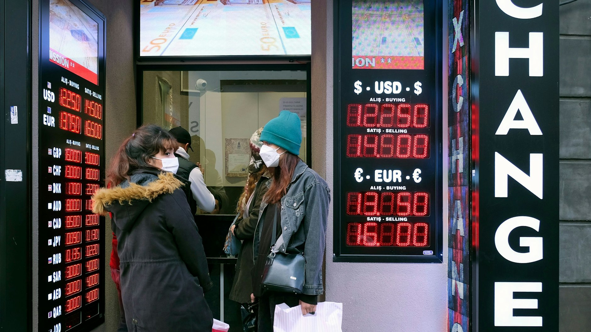 Die Lira in Turbulenzen: Kunden warten in Istanbul vor einer Geldwechselstube. Die Türkei befindet sich in einer schweren Wirtschaftskrise.&nbsp;