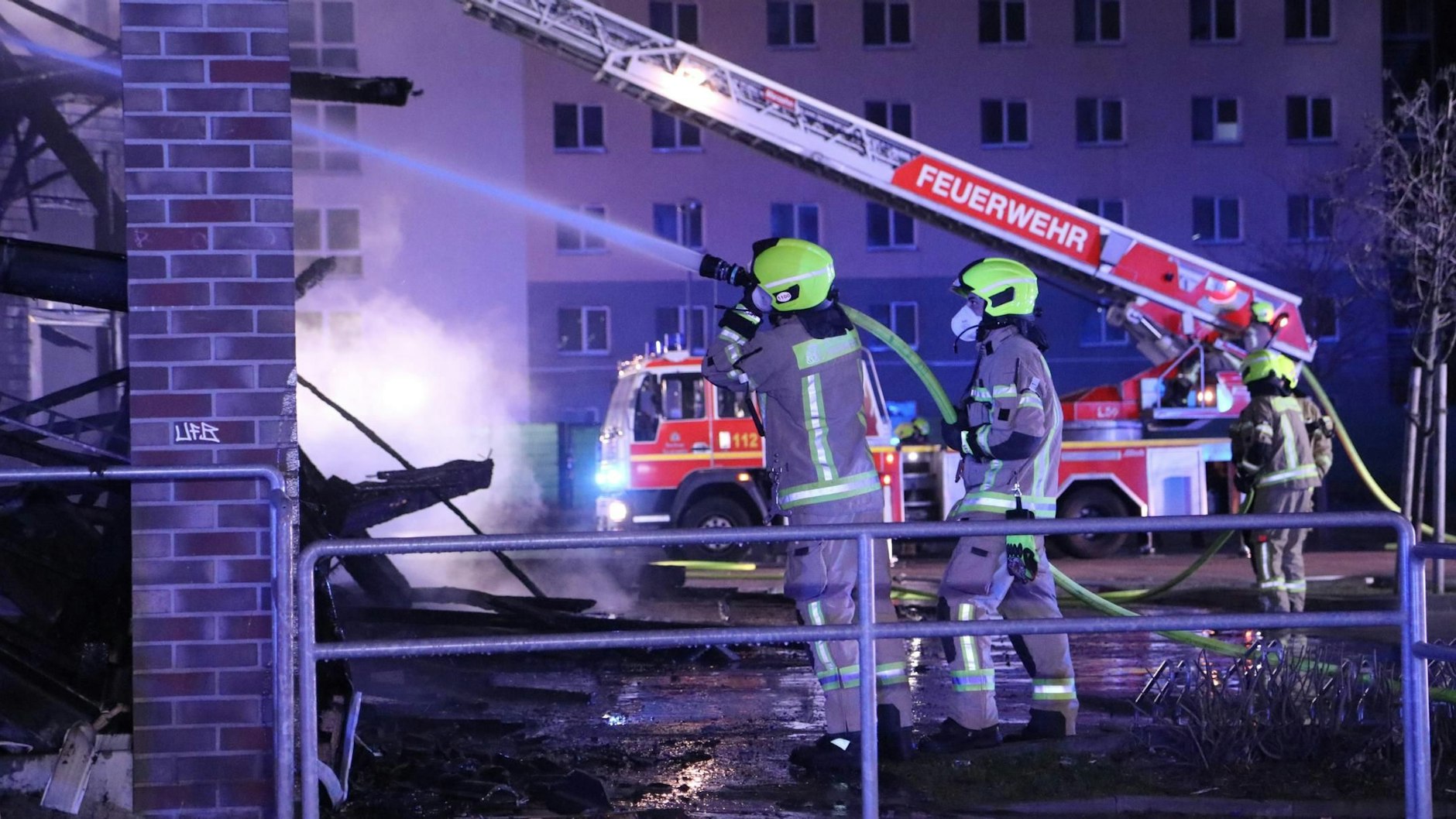 Feuerwehrleute bekämpfen die Flammen.